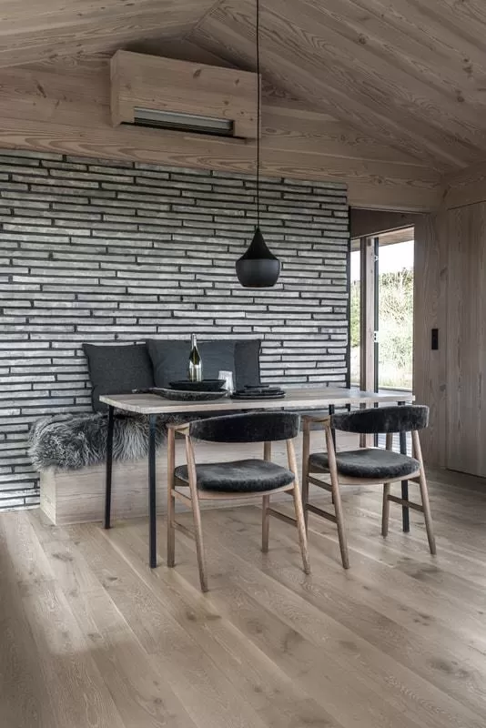 Parchet-dusumea-culoare-gri-stejar-Oak-Story-Dacite-188-Karelia-ambient.webp