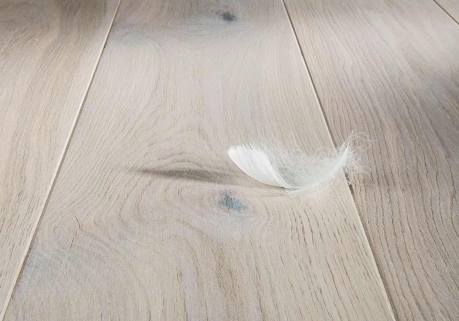 Parchet-periat-rustic-crem-Gentle-Barlinek-detaliu-1-1.webp